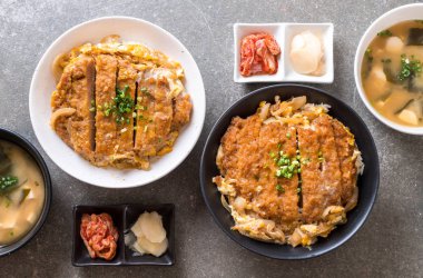 Kızarmış domuz pirzolası kasesi (Katsudon) - Japon yemek tarzı