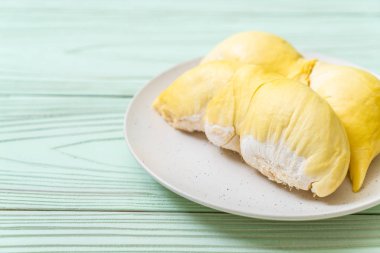 Ahşap zemin üzerinde taze Durian meyvesi