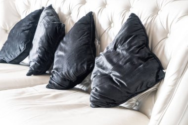 Oturma odasındaki kanepede rahat bir yastık.