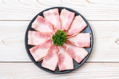 Çiğ domuz pastırma tabağa dilimlenmiş