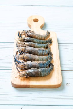 kesme tahtası üzerinde taze mavi karides