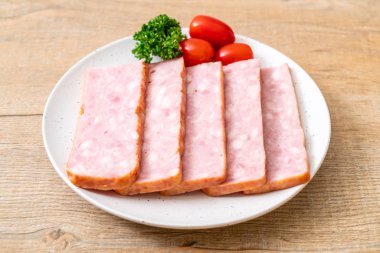 dilimlenmiş taze çiğ pastırma Barbekü