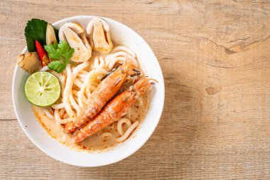 Baharatlı karides udon ramen noodle (Tom Yum Goong) - Japon füzyon gıda tarzı