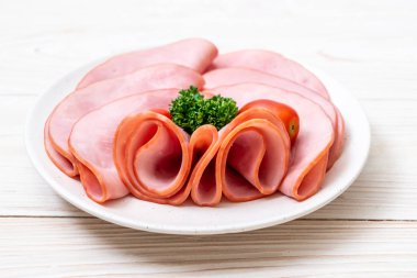 tabağa dilimlenmiş jambon füme