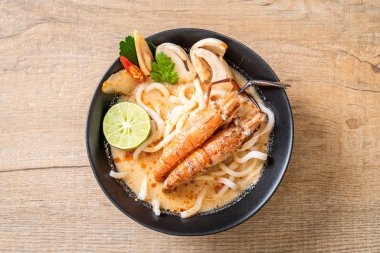 Baharatlı karides udon ramen noodle (Tom Yum Goong) - Japon füzyon gıda tarzı
