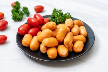 domuz eti kokteyl sosisi plaka üzerinde