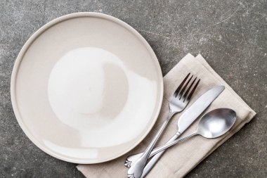 boş tabak kaşık çatal ve bıçak masada