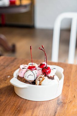 pişmiş hatmi ve dondurma kase ile çikolatalı kek