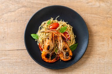 ızgara karides ve domates - İtalyan Füzyon gıda tarzı ile tavada kızartılmış spagetti