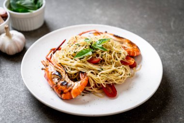 ızgara karides ve domates - İtalyan Füzyon gıda tarzı ile tavada kızartılmış spagetti