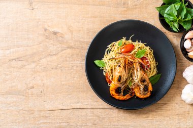ızgara karides ve domates - İtalyan Füzyon gıda tarzı ile tavada kızartılmış spagetti