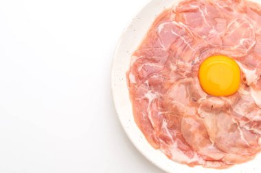taze dilimlenmiş domuz ham yumurta pişirme veya shabu shabu ve beyaz arka plan üzerinde izole sukiyaki yapma ile