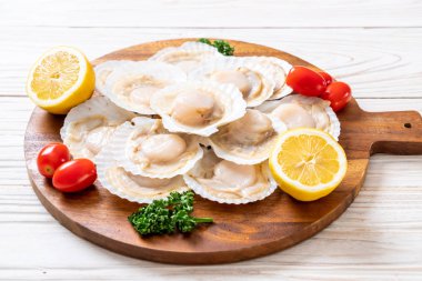 Ahşap tahta üzerinde taze kabuk tarak