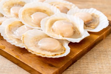 Ahşap tahta üzerinde taze kabuk tarak