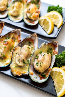 Peynirli taze midye.