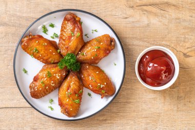 Beyaz susamlı ızgara tavuk kanadı.