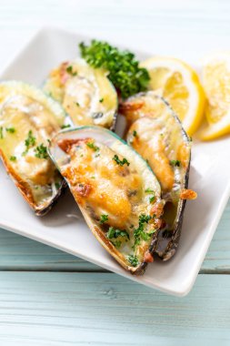 Peynirli taze midye.