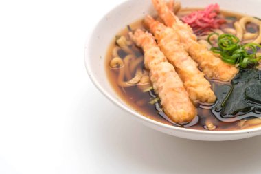Udon ramen noodle ile beyaz arka plan üzerinde izole karides tempura