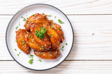 Beyaz susamlı ızgara tavuk kanadı.