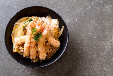 kızarmış karides tempura üzerinde beyaz surat - Japon yemekleri stil tepesinde