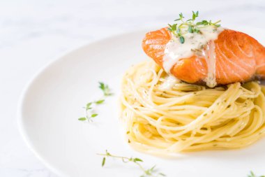 plaka üzerinde kızarmış som balığı spagetti