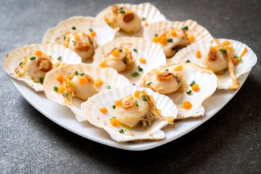 Kızarmış deniz tarağı, tereyağı ve sarımsak.