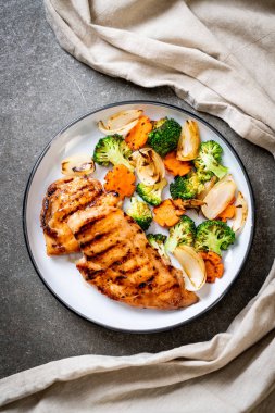 çukurunu tavuk göğsü biftek sebze (brokoli, havuç, soğan ile)