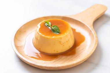 Naneli ev yapımı karamel kremalı puding.