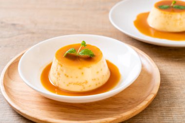 Naneli ev yapımı karamel kremalı puding.