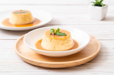 Naneli ev yapımı karamel kremalı puding.