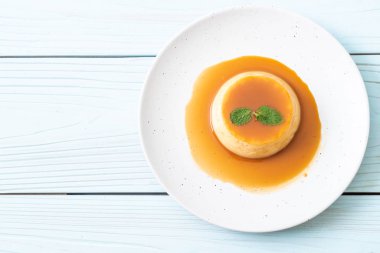 Naneli ev yapımı karamel kremalı puding.