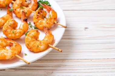 Limon - deniz ürünleri tarzı ile ızgara kaplan karides şiş