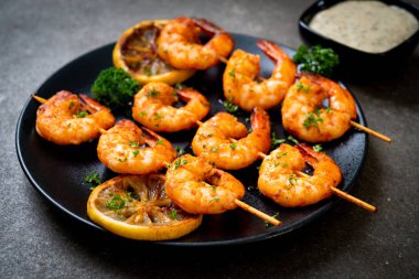 Limon - deniz ürünleri tarzı ile ızgara kaplan karides şiş