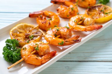 Limon - deniz ürünleri tarzı ile ızgara kaplan karides şiş