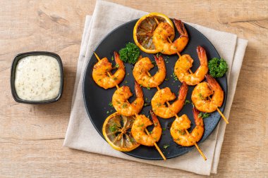 Limon - deniz ürünleri tarzı ile ızgara kaplan karides şiş