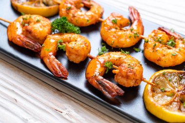 Limon - deniz ürünleri tarzı ile ızgara kaplan karides şiş