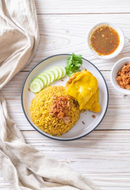 Tavuk - Müslüman gıda tarzı ile Müslüman sarı pirinç