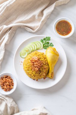 Tavuk - Müslüman gıda tarzı ile Müslüman sarı pirinç