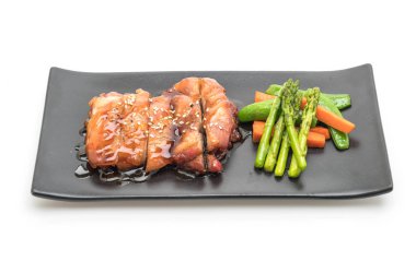 Beyaz arka plan üzerinde izole teriyaki chiciken biftek