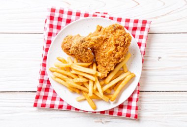 Kızarmış tavuk, patates kızartması ve nugget yemeği. Abur cubur ve sağlıksız yemek.