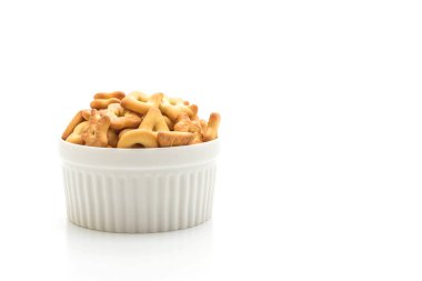 Beyaz arka plan üzerinde izole bisküvi kraker