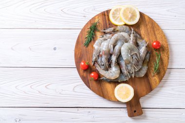 taze karides veya karides malzemelerle ahşap tahta üzerinde ham