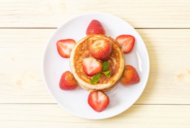 taze çilek ile sufle gözleme