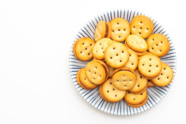 Beyaz arka planda izole edilmiş ananas reçelli hindistan cevizi bisküvisi