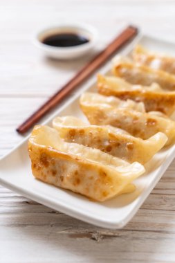 Japon gyoza 'sı ya da soya soslu hamur tatlısı.