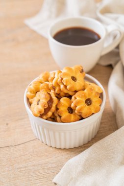 Hindistan cevizli bisküvi ve ananas reçeli.