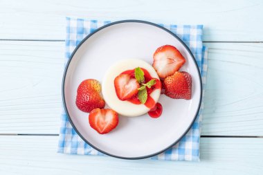 taze çilek - sağlıklı yemek ve tatlı ile yoğurt puding