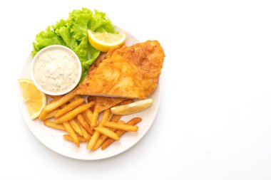 Beyaz arkaplanda balık ve cips izole