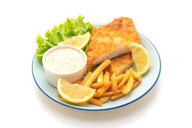 Beyaz arkaplanda balık ve cips izole