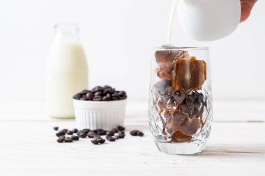 ahşap masa üzerinde sütlü kahve buz küpleri